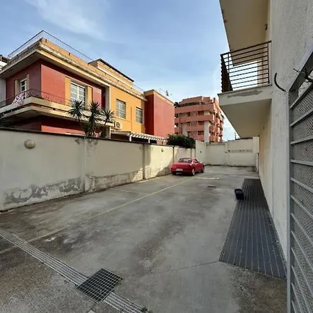 Modern Giovanni Square *